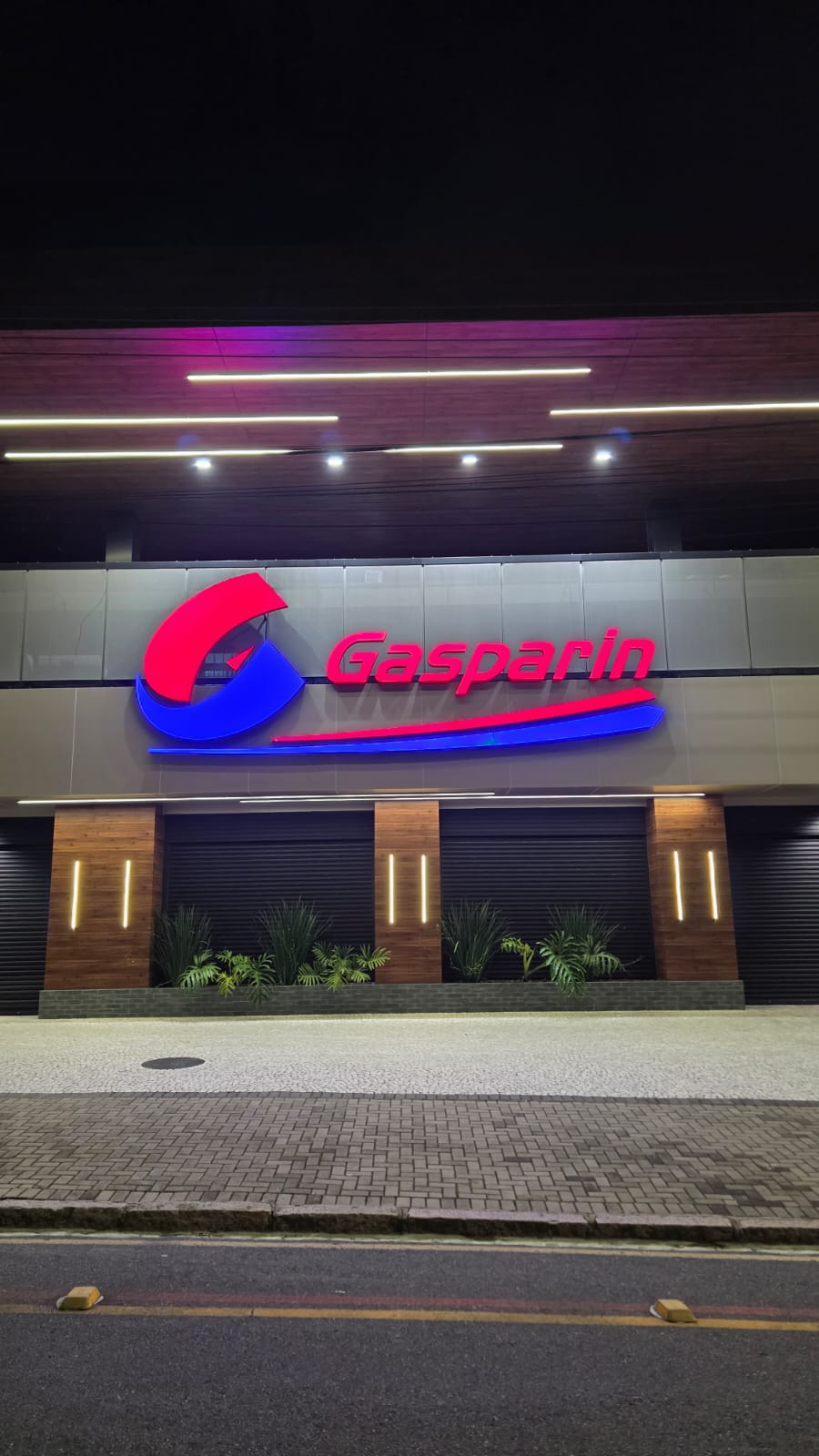 Fachada Gasparin com letreiro iluminado vermelho e azul, trabalho da ANEON